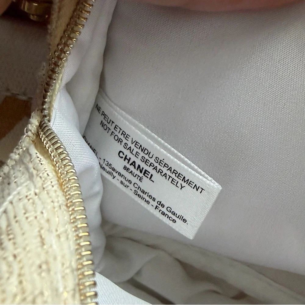 Chanel Beaute as Crossbody - Picture 8 of 10